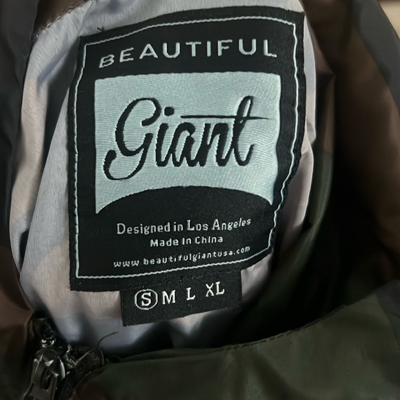 Very lightweight camouflage zip up jacket. Size small. - Picture 5 of 5